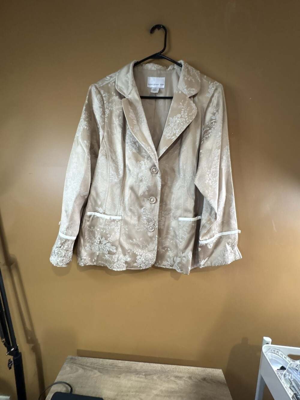 HC1097. Susan Graver Tan Beige Floral Jacquard Lined Jacket /Ribbon Trim Size 1X
